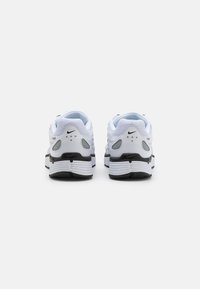 P 6000 UNISEX - Baskets basses - white/black/metallic silver