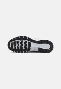 P 6000 UNISEX - Baskets basses - white/black/metallic silver