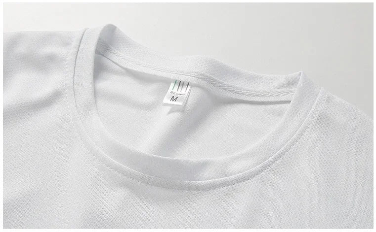 The new slim-fit men's mesh sports outfit includes a T-shirt and trousers, a two-piece set. It is a fashionable sports outfit in
