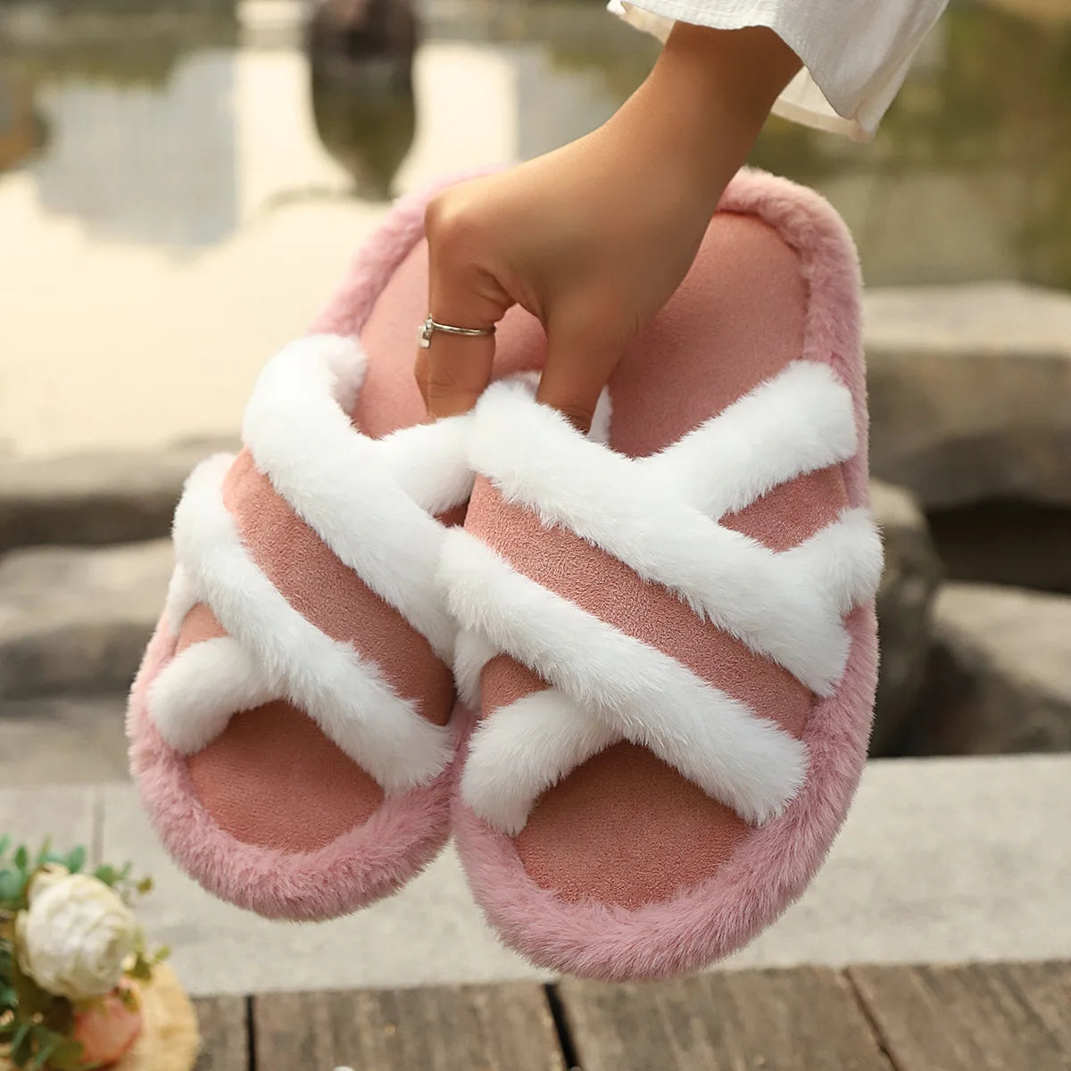 2025 New Furry Slippers Home Women's Fluffy Slides Autumn Winter Indoor Fashion EVA Light Cross Flip Flops Soft Flat Shoes Woman