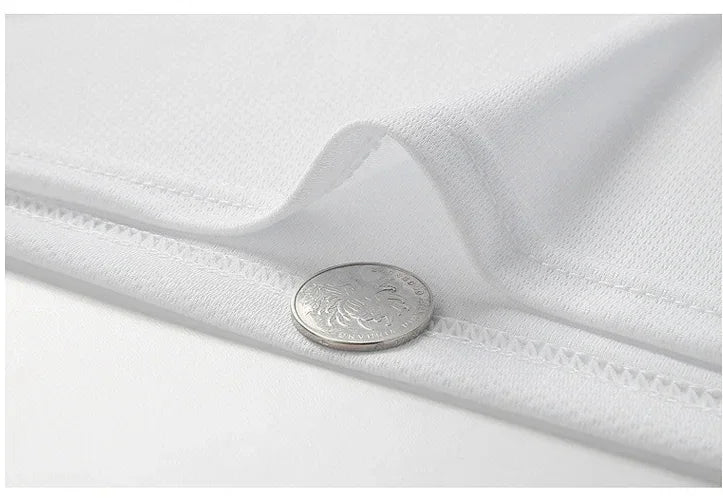 The new slim-fit men's mesh sports outfit includes a T-shirt and trousers, a two-piece set. It is a fashionable sports outfit in