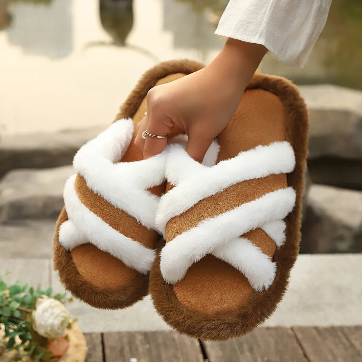 2025 New Furry Slippers Home Women's Fluffy Slides Autumn Winter Indoor Fashion EVA Light Cross Flip Flops Soft Flat Shoes Woman